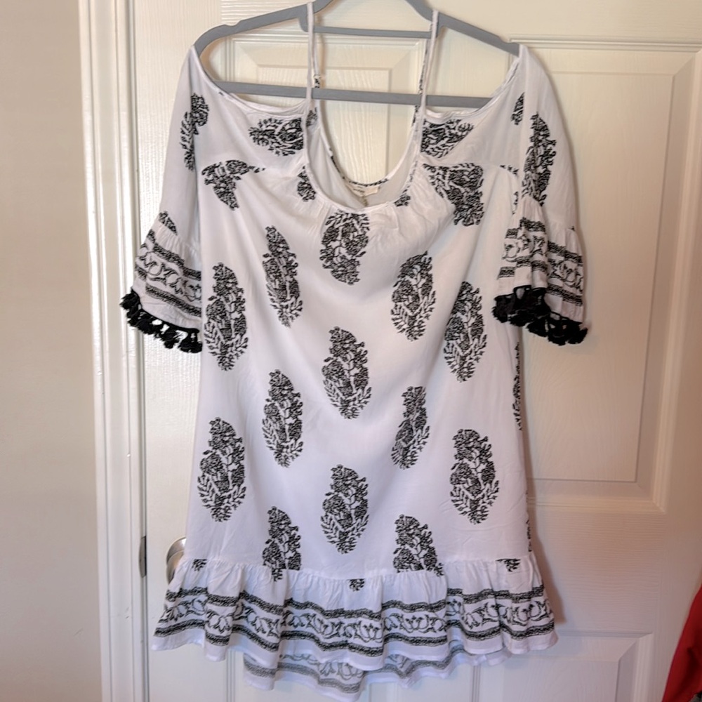 Entro dress white and black print size M